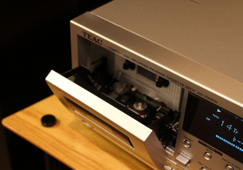 TEACのCDレコーダー/カセットデッキ AD-RW950のご紹介です