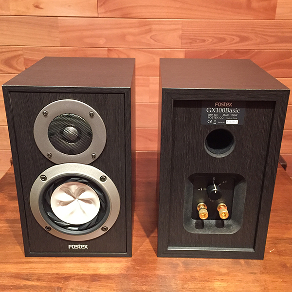 コンパクトサイズなのに、意外とずっしり。作り込まれているFOSTEX