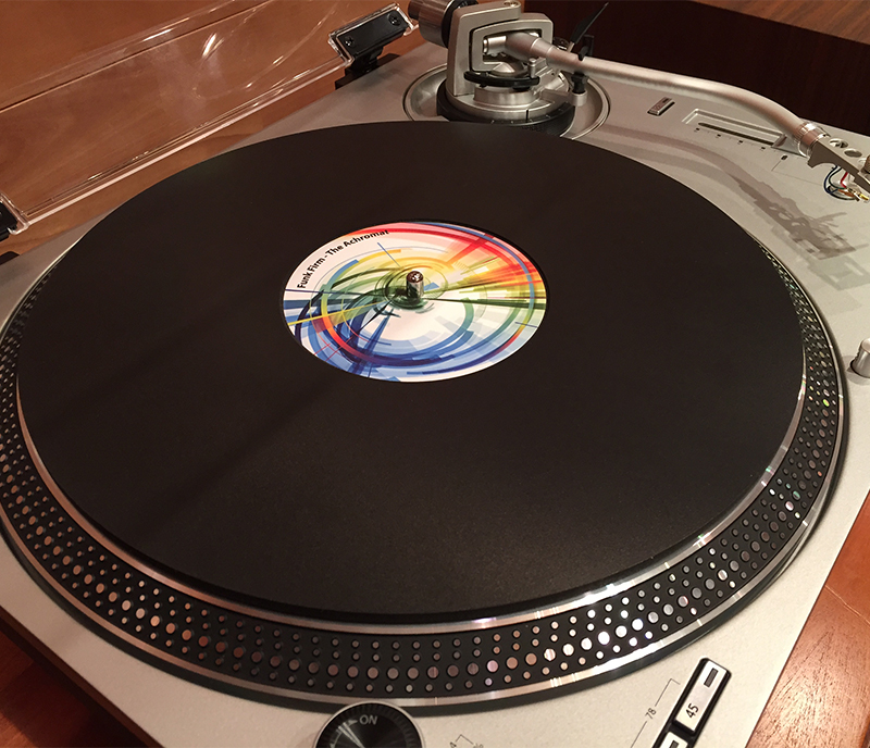 特殊な気泡素材でできたターンテーブルマット、Achromat（アクロマット