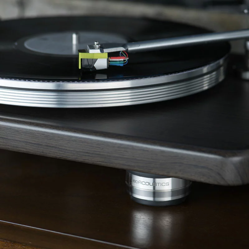 アナログターンテーブルの下に設置されたIsoAcoustics OREA