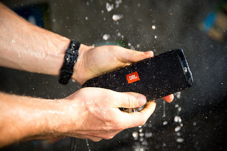 JBLのBluetooth対応 防水機能付きポータブルスピーカー、JBL FLIP3のご紹介です。