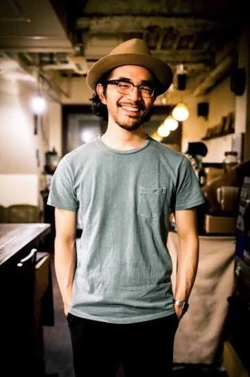 Tシャツ姿で立つ臼井ミトンさん