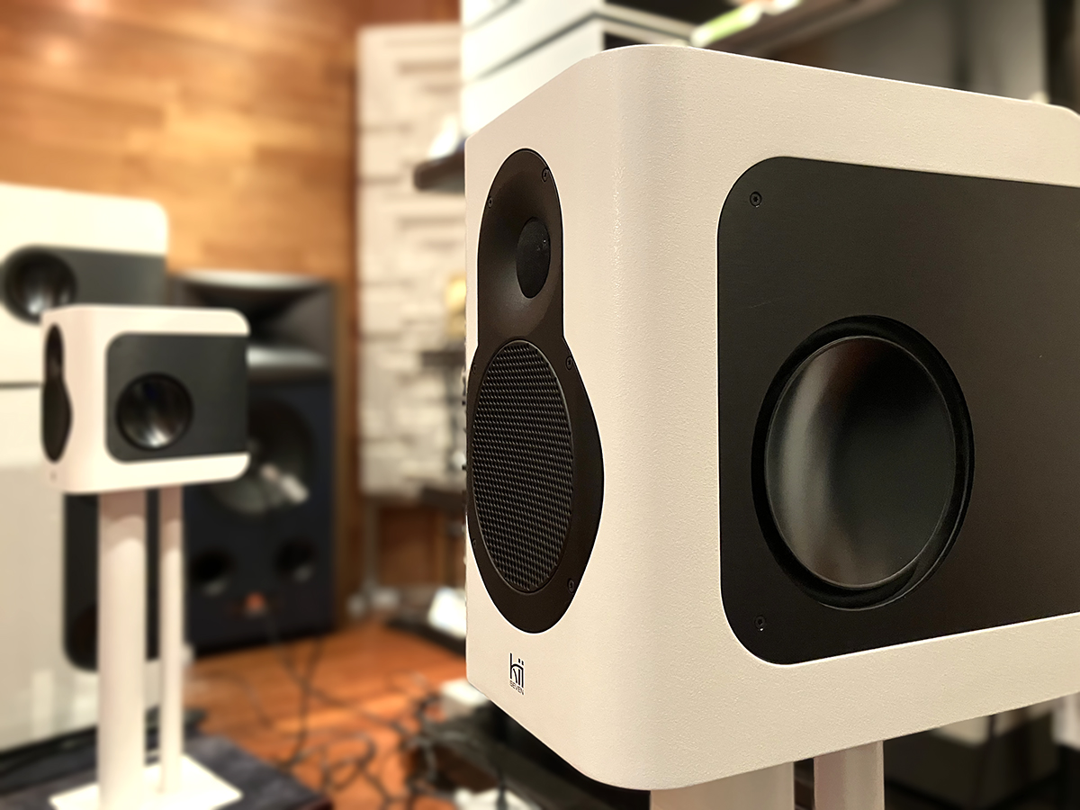OTAI AUDIOの試聴スペースに設置されたKii SEVEN ホワイト