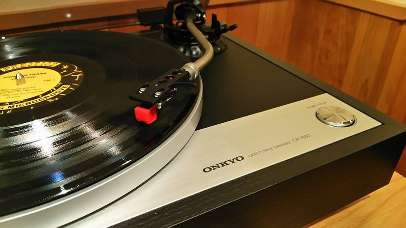 本格的なレコードプレーヤー ONKYO CP-1050(D)のご紹介です