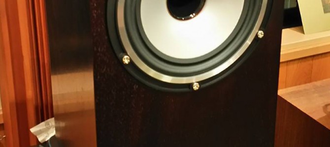 場所やシーンを選ばない小型スピーカー TANNOY REVOLUTION XT6のご紹介です。