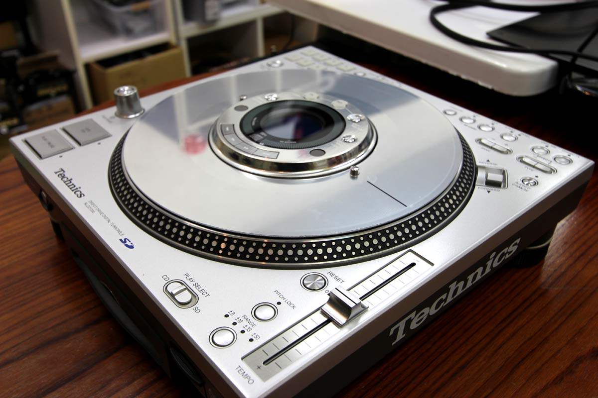 今見てもかっこいい！回転式のTechnicsから発売されたCDJ、SL-DZ1200 