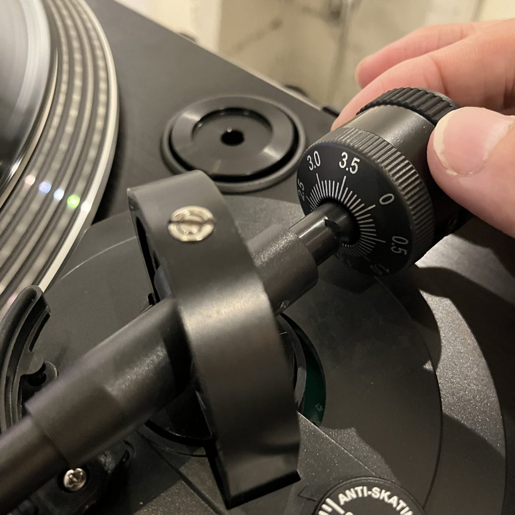 レコードプレーヤーの針圧調整
