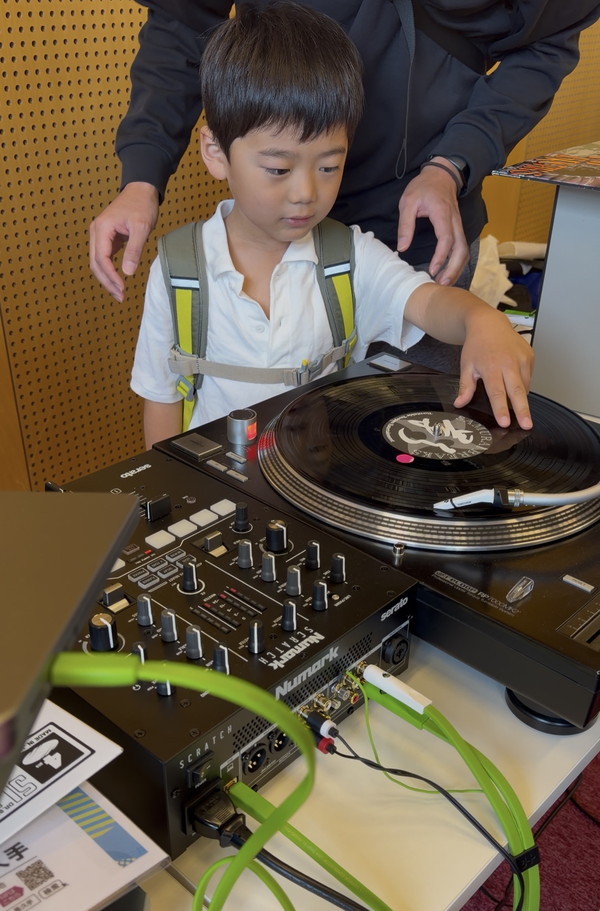 子どもたちのDJ体験