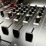 DJコントローラーに4chも本当に必要？2chで十分な人 vs 4chを選ぶべき人を徹底解説