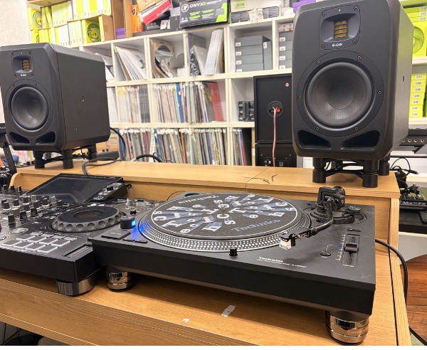 GAIA III Neoを取り付けたSL-1200MK7と店内の試聴システム