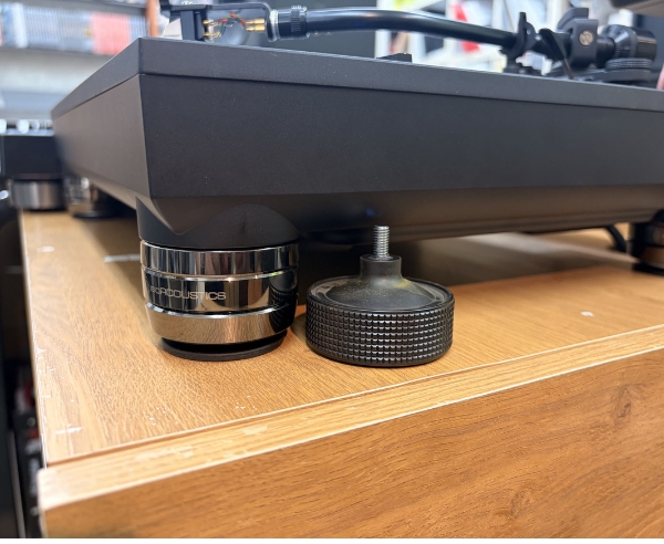 装着したGAIA III Neoと取り外したSL-1200MK7の純正の足