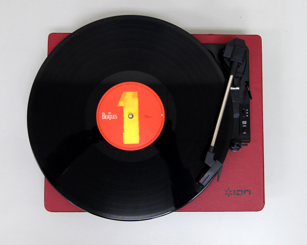 ION Audioのレコードプレーヤー、Compact LPとコストパフォーマンスに優れたスピーカーMM-SPSBA2Nのセットのご紹介です。