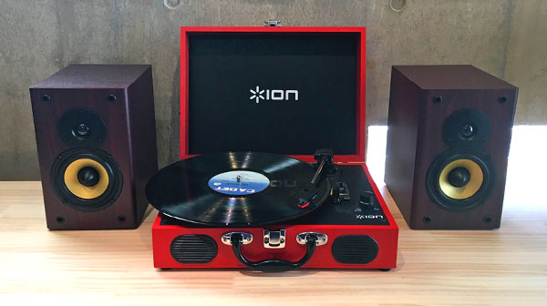 ION AUDIOのレコードプレーヤー、VINYL