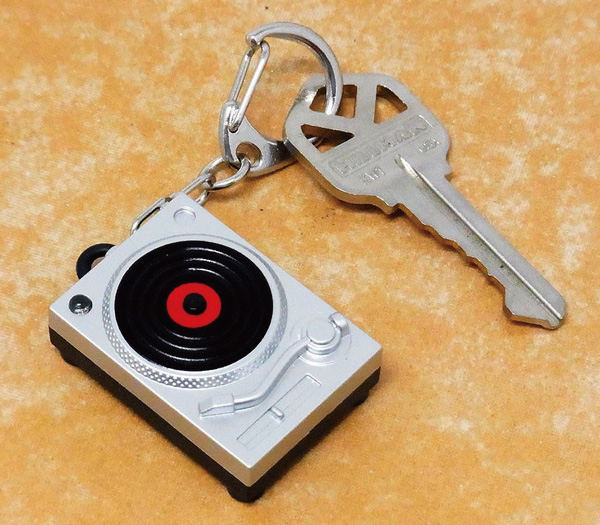 KIKKER LAND TURNTABLE LIGHT-UP KEYRING