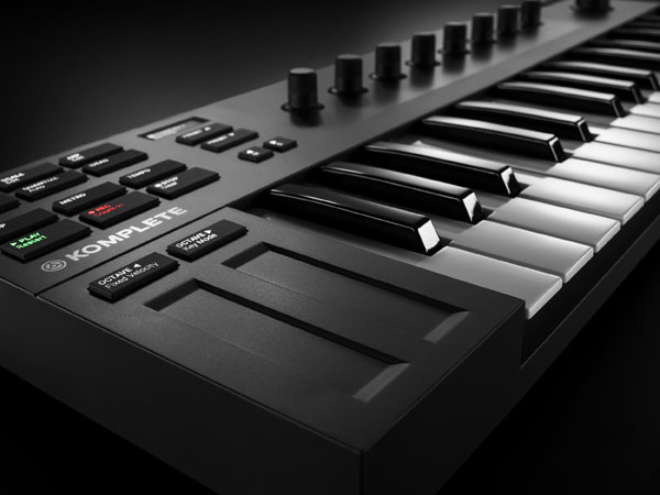 NATIVE INSTRUMENTS KOMPLETE KONTROL M32