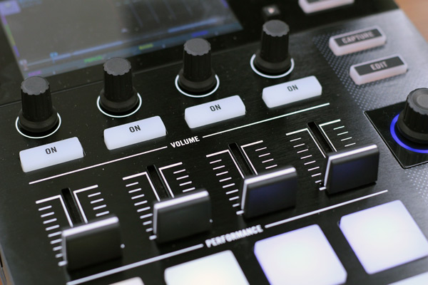 Native instruments、TRAKTOR KONTROL D2のご紹介です。次世代DJ