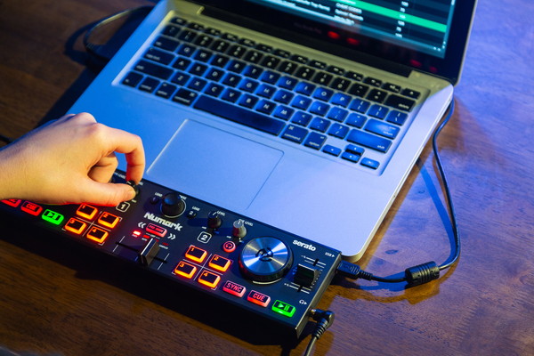 NumarkのPCDJコントローラー「DJ2GO2 TOUCH」のご紹介です。