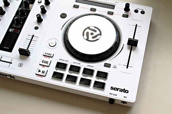 大ヒットPCDJコントローラー「Mixtrack Pro 3」の限定カラーが登場。