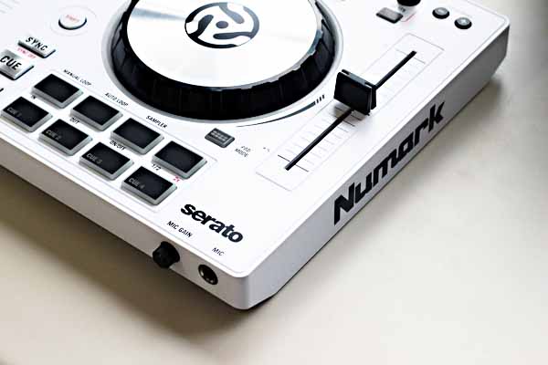 大ヒットPCDJコントローラー「Mixtrack Pro 3」の限定カラーが登場。