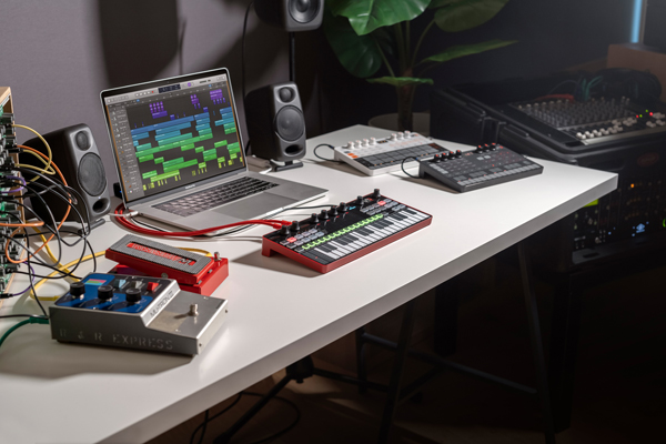 IK Multimedia UNO Synth Pro desktop