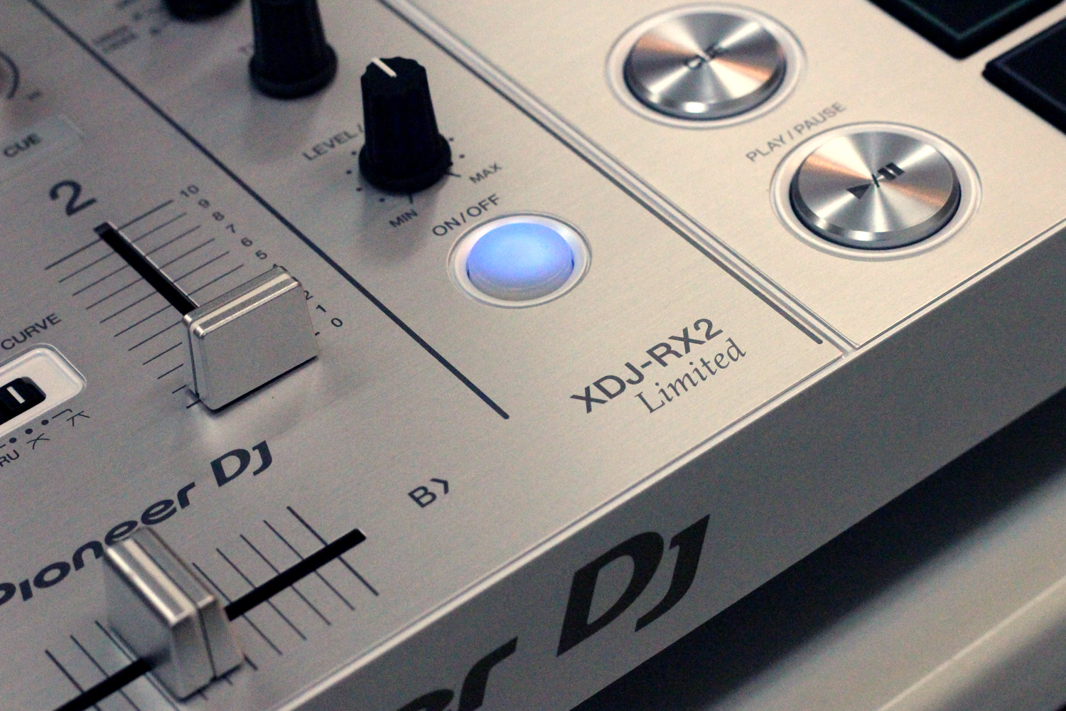 国内200台限定カラー！Pioneer DJ「XDJ-RX2-W」(ブリリアントホワイト)のご紹介ページです。USBでもPCでも！ミキサー一体