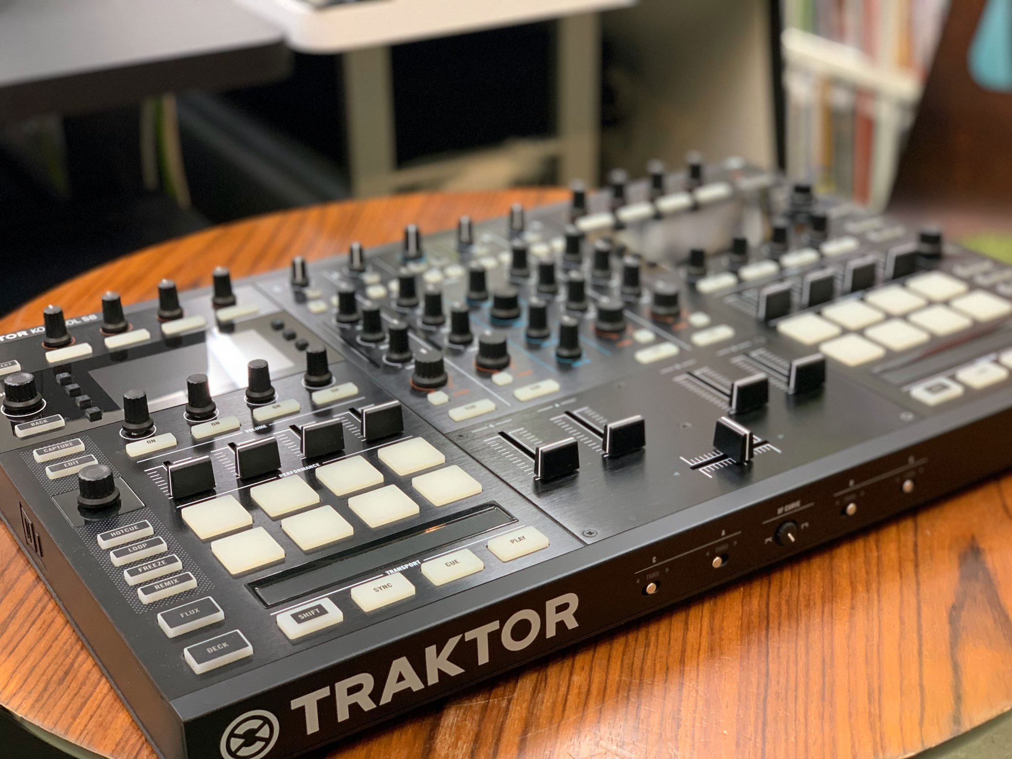 中古品】NATIVE INSTRUMENTS/PCDJコントローラー/TRAKTOR