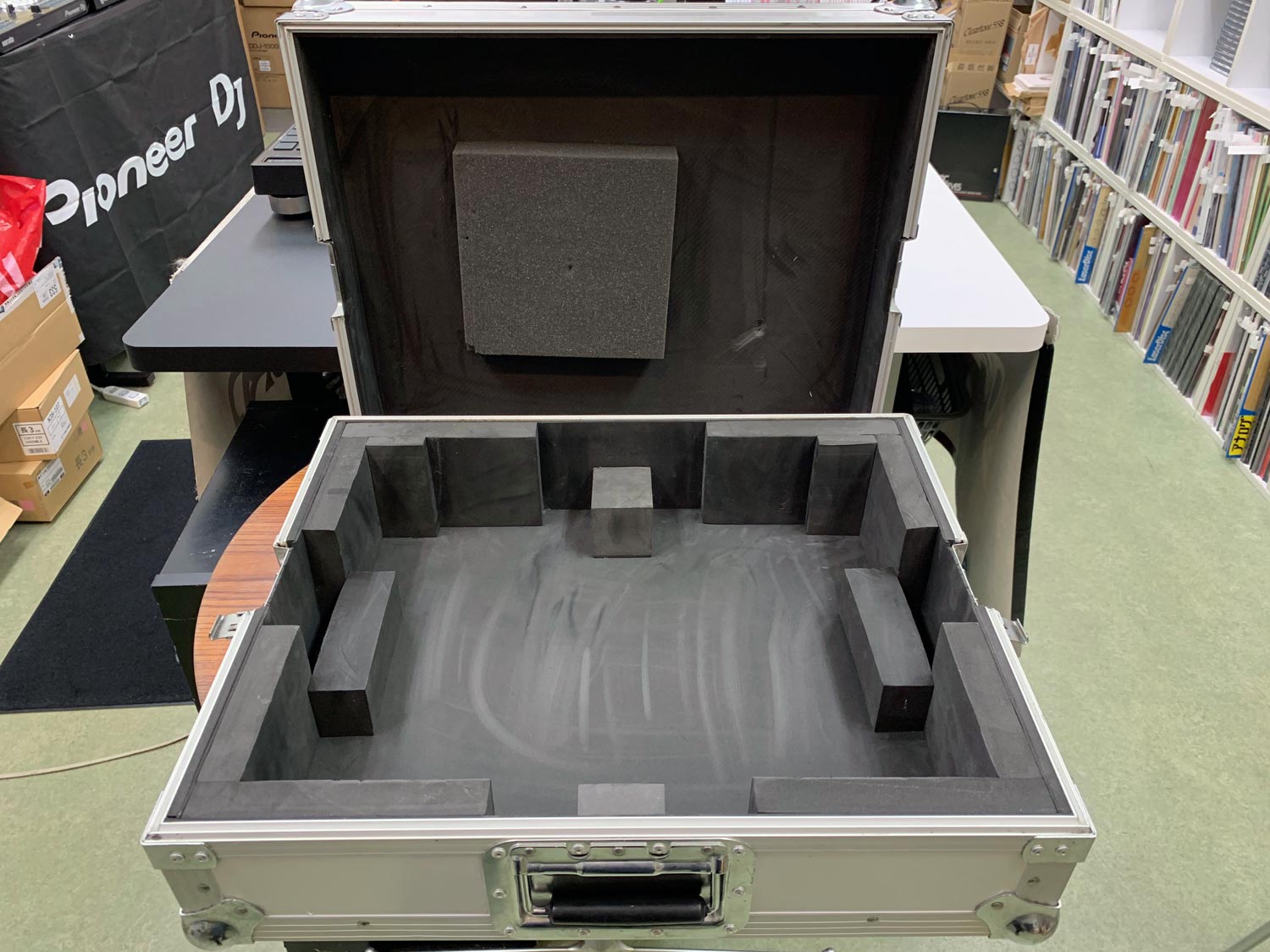 中古品のSL-1200専用ハードケースのご紹介です。