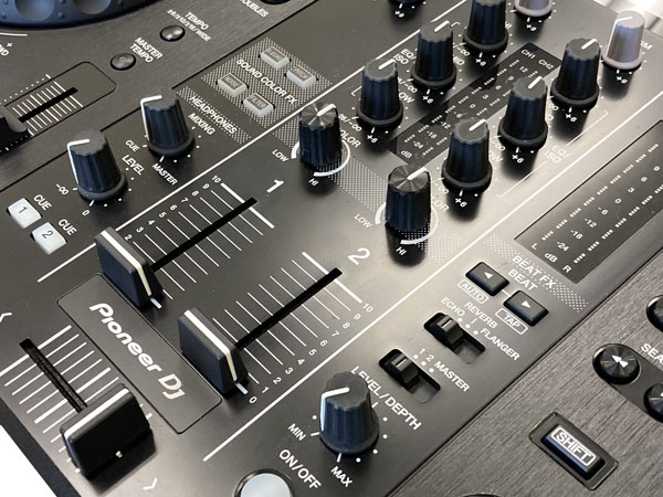 中古品のPioneer DJの一体型DJコントローラー、XDJ-RRのご紹介です。