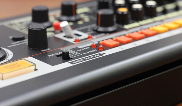 yRoland Boutiquez`̖@TR-808IuTR-08v